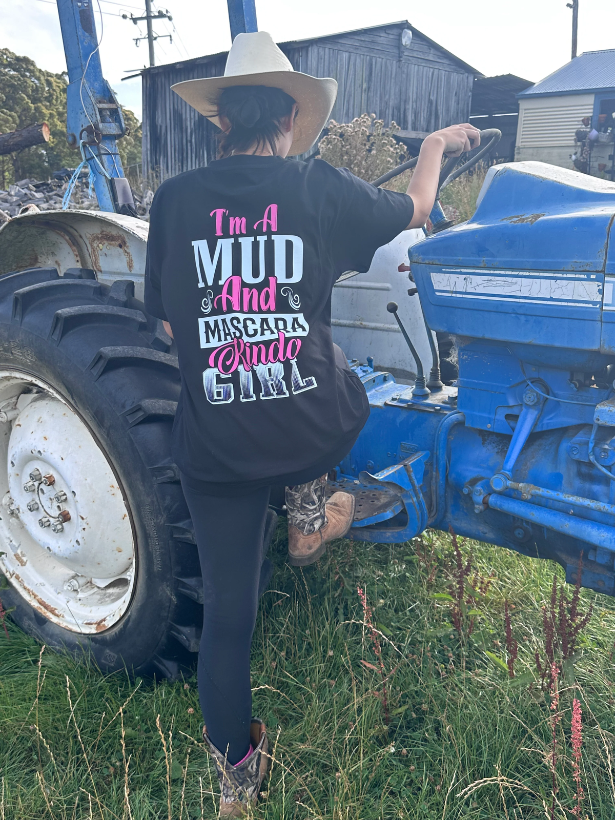BB’s Country - I’m A Mud & Mascara Kinda Girl Tee - Unisex Loose Fit Pink & Whit